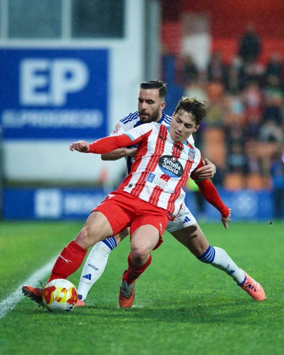 Jugadores de la SD Ponferradina y CD Lugo en un partido de fútbol