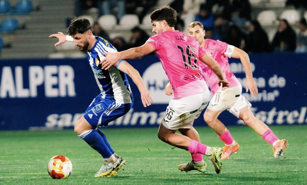 Jugadores de la Ponferradina y Arenas en un partido de fútbol