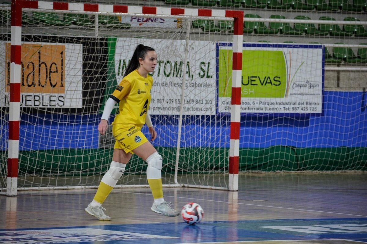 Jugadora del Ponfesala Femenino en acción durante un partido de fútbol sala
