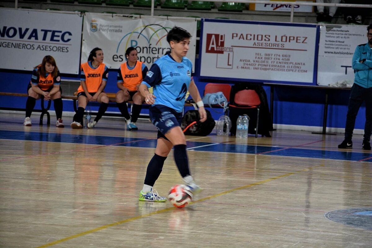 Jugadora del Ponfesala Femenino en acción durante un partido de fútbol sala