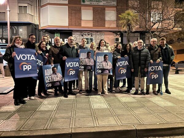 Miembros del PP de Ponferrada durante la campaña electoral con carteles.