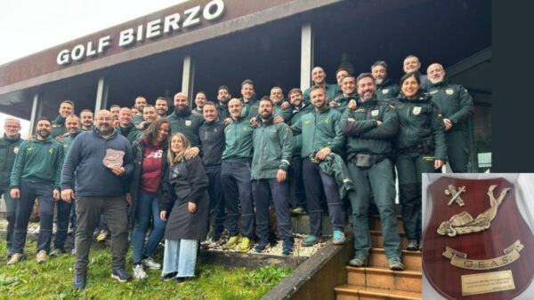 Grupo de agentes de los GEAS en el Restaurante Golf Bierzo durante prácticas de rescate acuático.