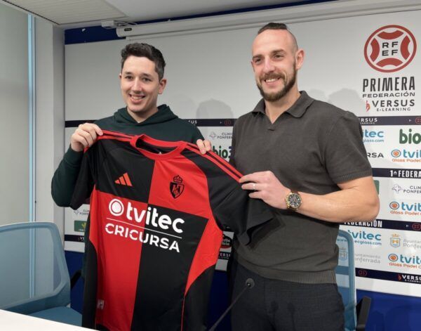 Steven Petkov presentando la camiseta de la SD Ponferradina en rueda de prensa