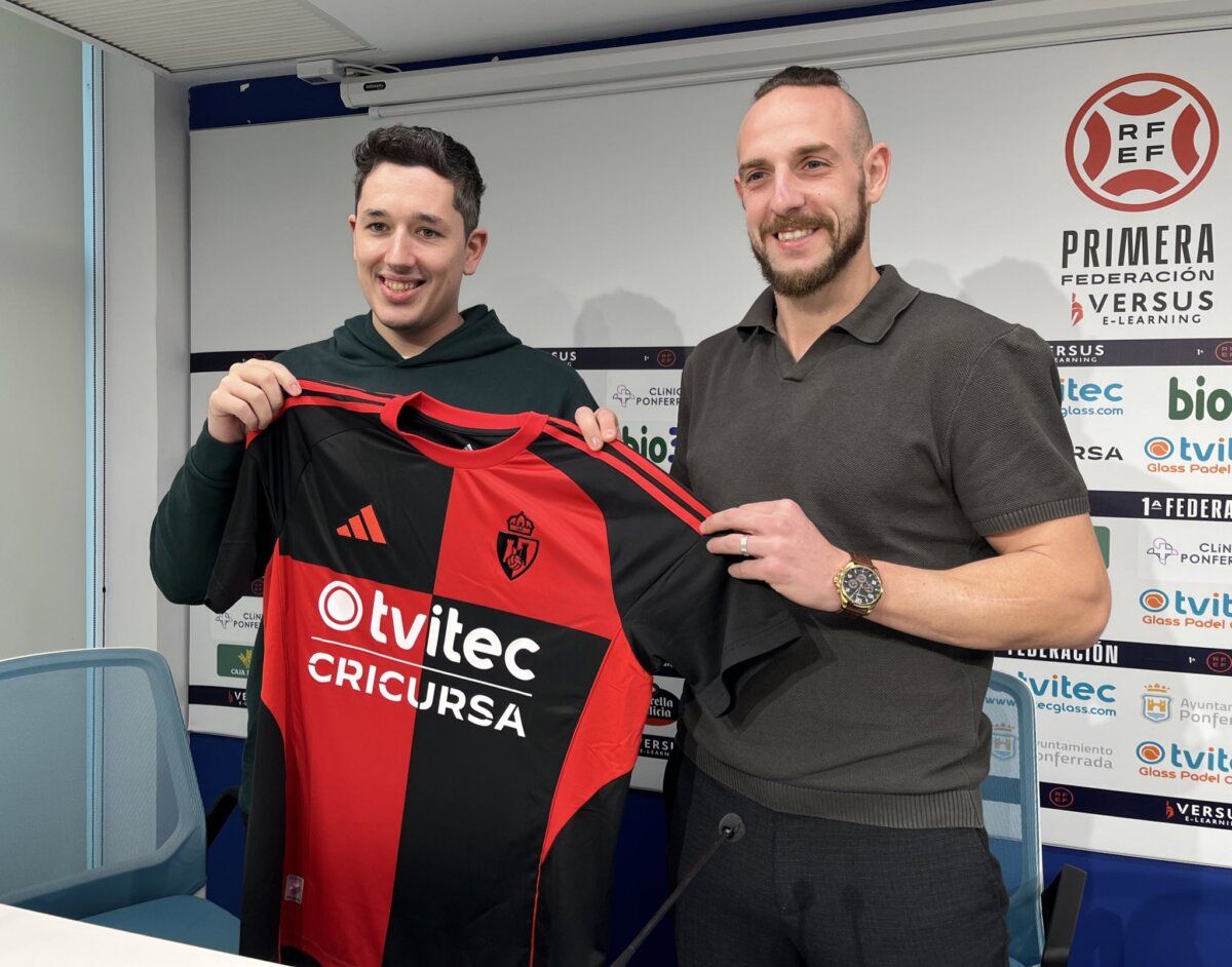 Steven Petkov presentando la camiseta de la SD Ponferradina en rueda de prensa