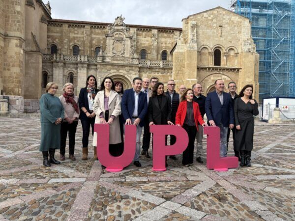 Miembros de UPL posando con letras en León durante la presentación de su lista