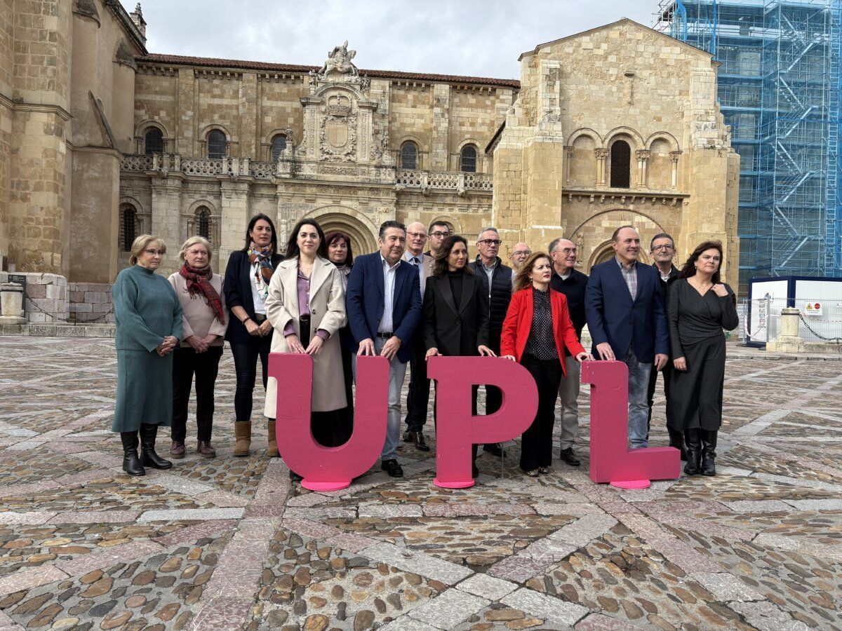 Miembros de UPL posando con letras en León durante la presentación de su lista