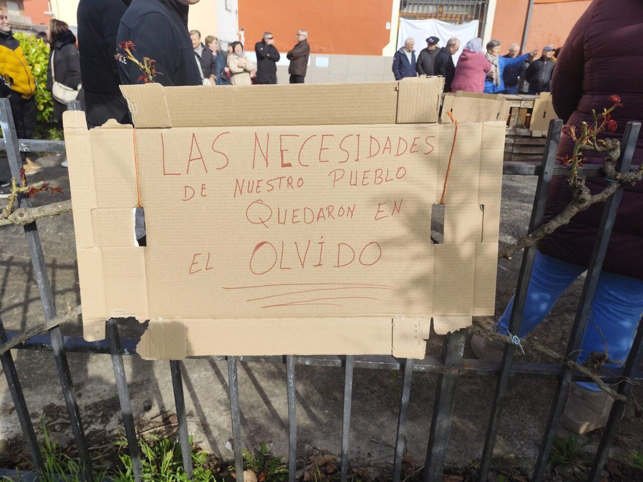 Cartel de protesta en Fuentesnuevas sobre el abandono del pueblo