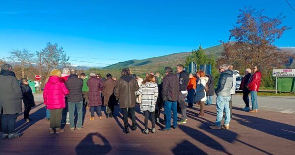 Vecinos de Onamio y Paradasolana protestan por la carretera a Molinaseca