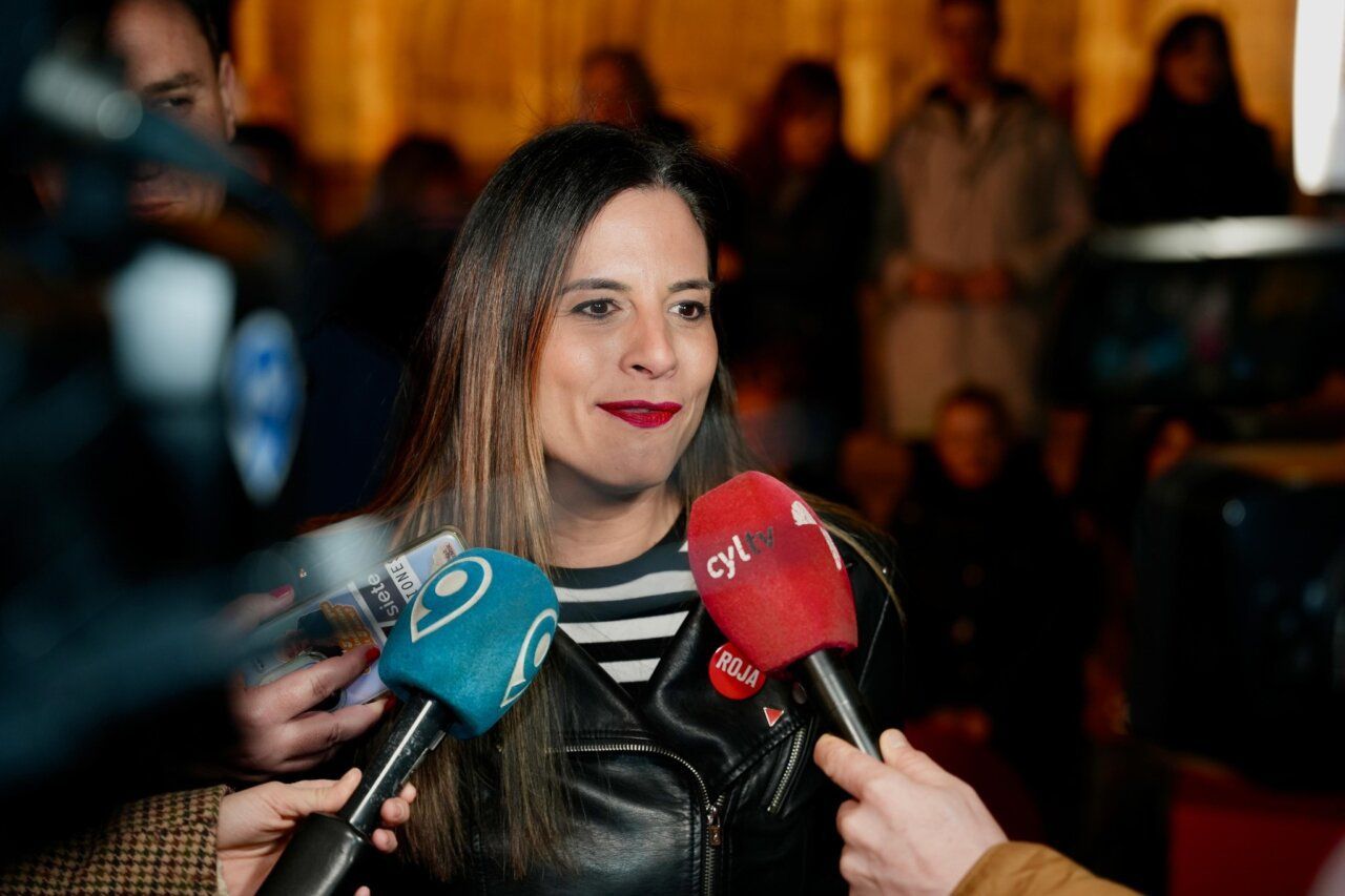Acto de campaña del PSOE en León con carteles y micrófonos