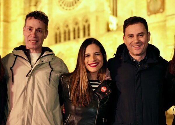 Miembros del PSOE en la pegada de carteles en León
