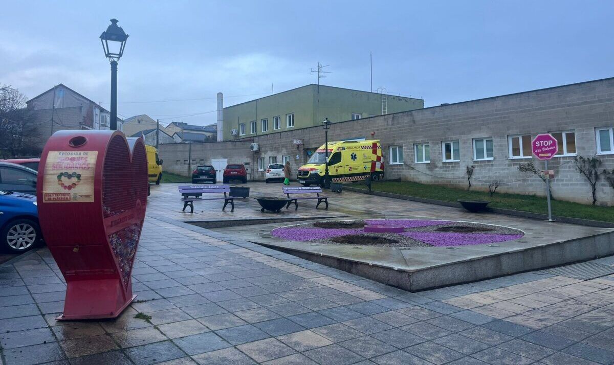 Plaza con ambulancia y contenedor de reciclaje en León