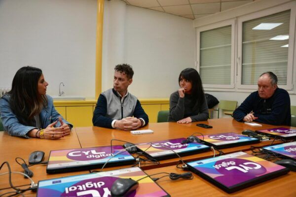 Reunión del PSOE de León sobre Grado Medio de Informática en Villablino