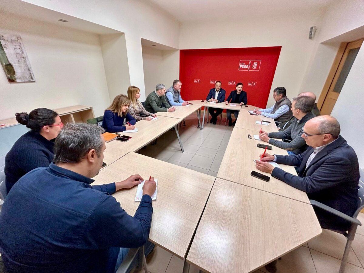 Reunión del PSOE de León discutiendo críticas a la Junta de Castilla y León