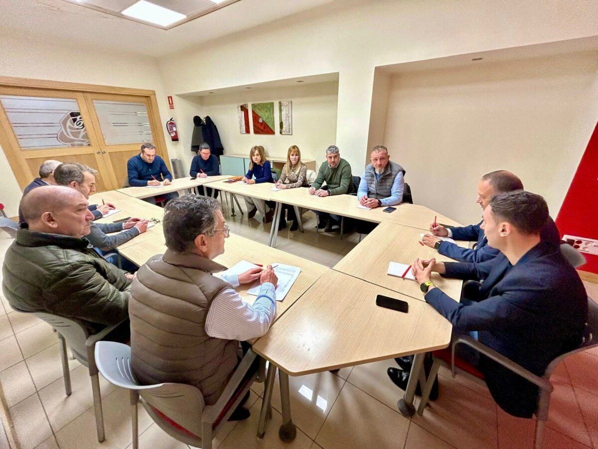 Reunión del PSOE de León discutiendo sobre gestión autonómica y rural.
