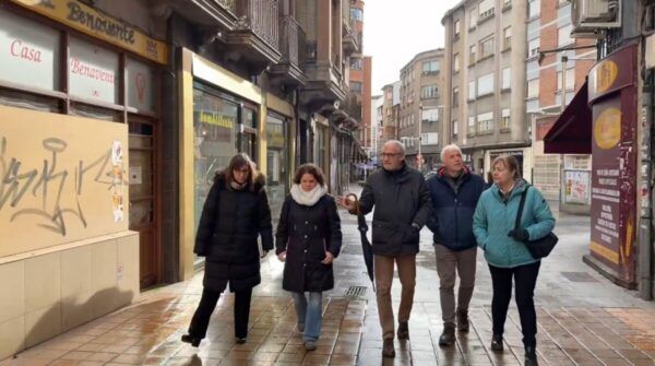 Grupo municipal socialista caminando por la calle del Cristo en Ponferrada
