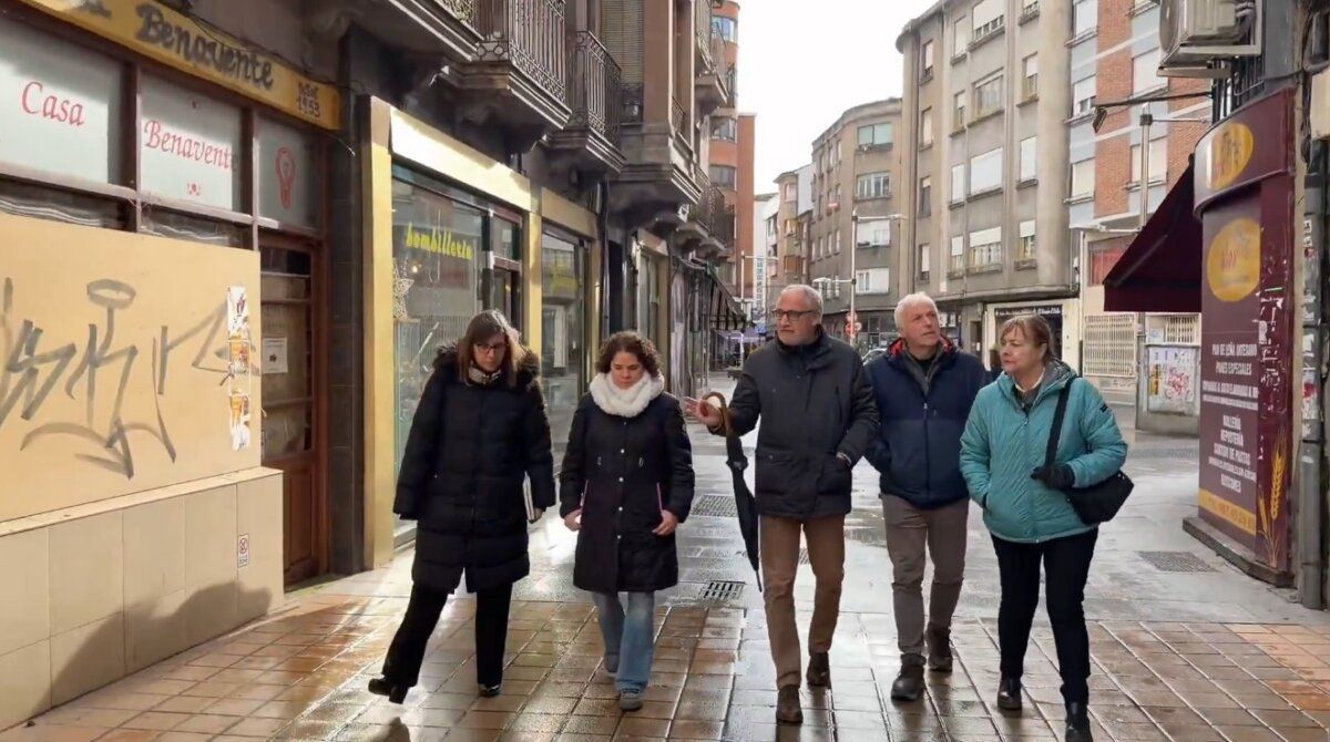 Grupo municipal socialista caminando por la calle del Cristo en Ponferrada