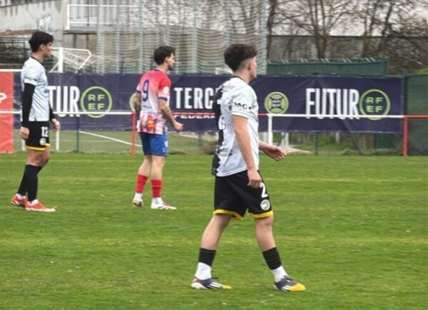 Jugadores del Atlético Bembibre en un partido de fútbol en casa