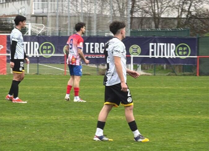 Jugadores del Atlético Bembibre en un partido de fútbol en casa