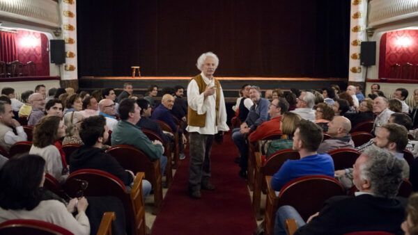 Rafael Álvarez El Brujo actuando en el teatro con público atento