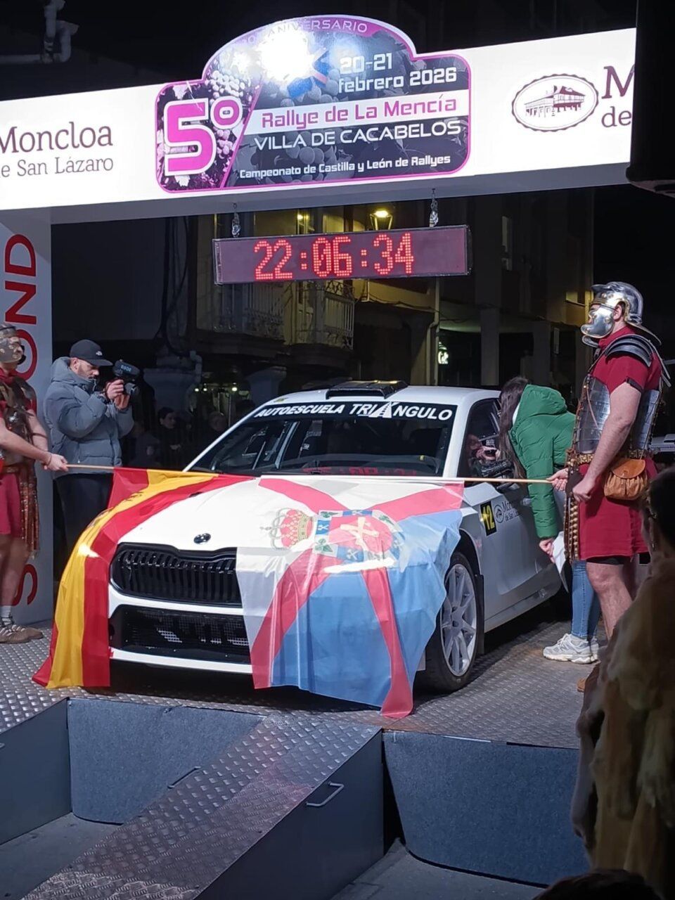 Coche de rallye con banderas en el evento Cacabelos-Quilos