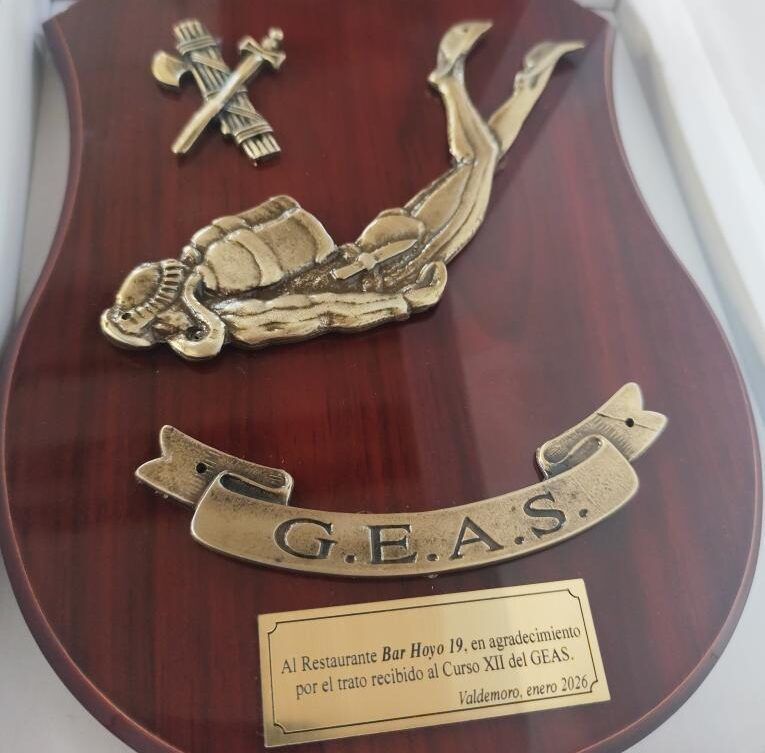 Placa de reconocimiento entregada a un restaurante por los GEAS de la Guardia Civil.
