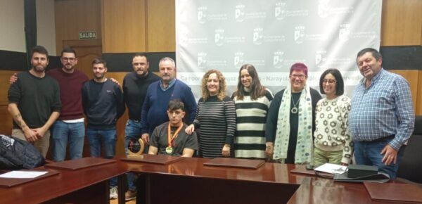 Iker Manuel García Díaz con su familia y autoridades tras recibir un reconocimiento