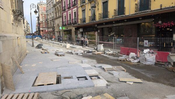 Obras de remodelación en la calle Ancha de León con pavimento en proceso de cambio.