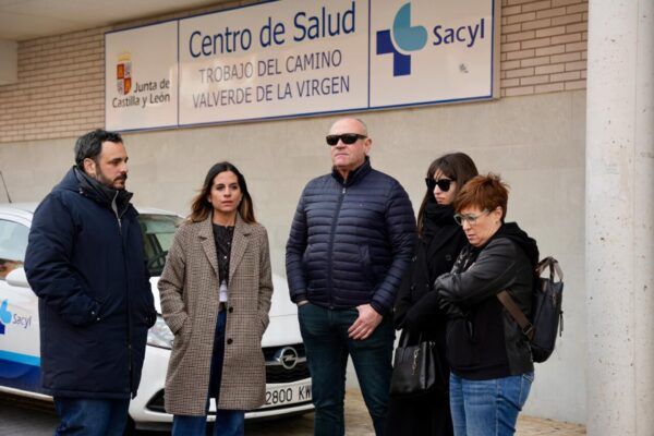 Grupo de personas frente al Centro de Salud en San Andrés