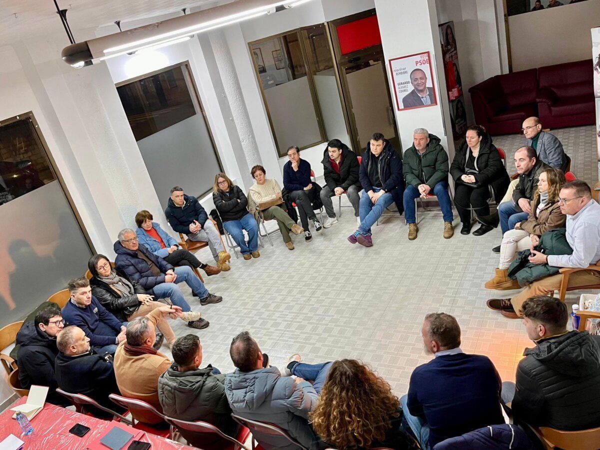 Reunión del PSOE en Bembibre con varios participantes sentados en círculo