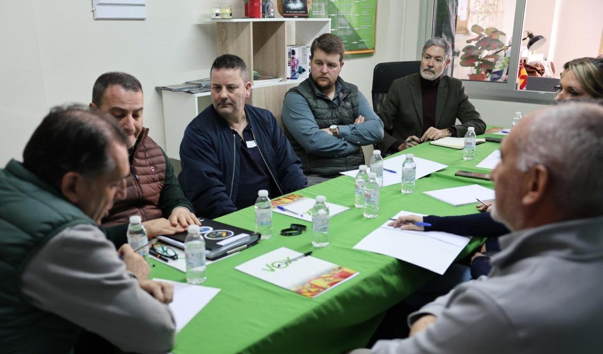Reunión de VOX sobre seguridad en León con varios participantes