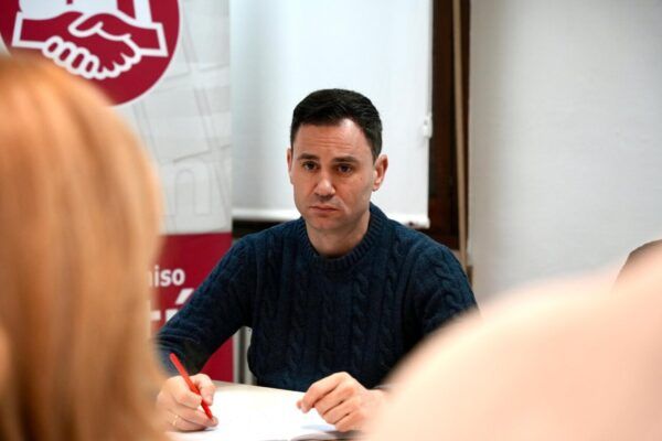 Reunión de UGT en León con un hombre tomando notas