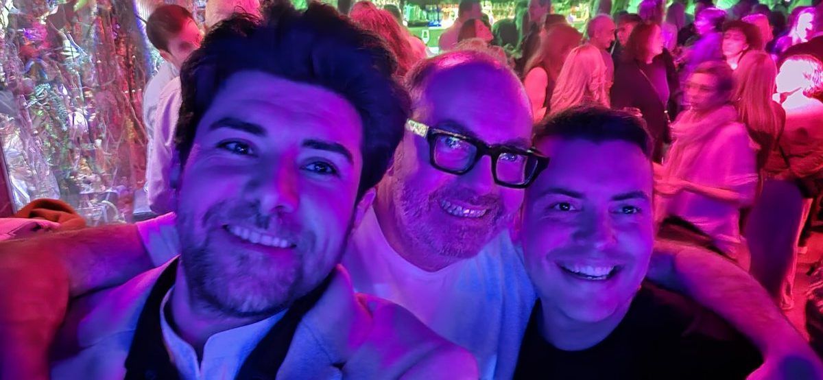 Tres amigos sonriendo en la discoteca Richmond durante un tardeo de los 80 y 90