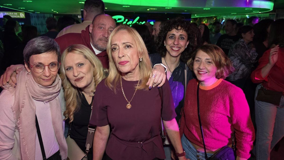 Grupo de personas en una fiesta con luces de colores