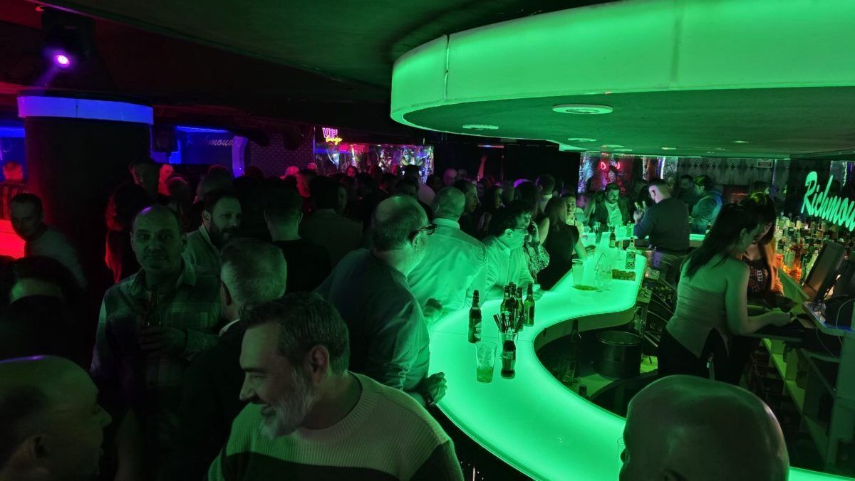 Ambiente festivo en el bar Richmond con luces de colores