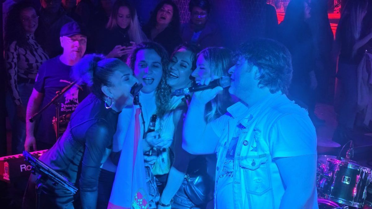 Grupo de personas cantando en un evento musical en Richmond