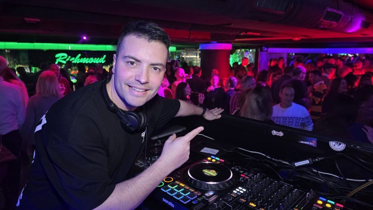 DJ animando fiesta en el Richmond con luces de colores