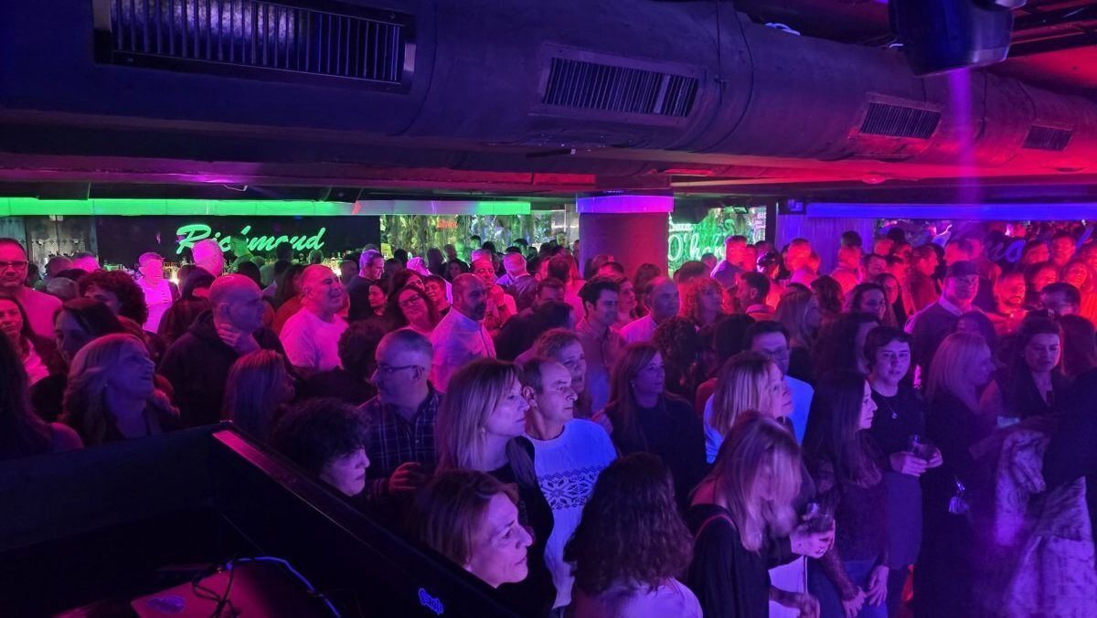 Multitud disfrutando en la fiesta de Richmond de los 80 y 90