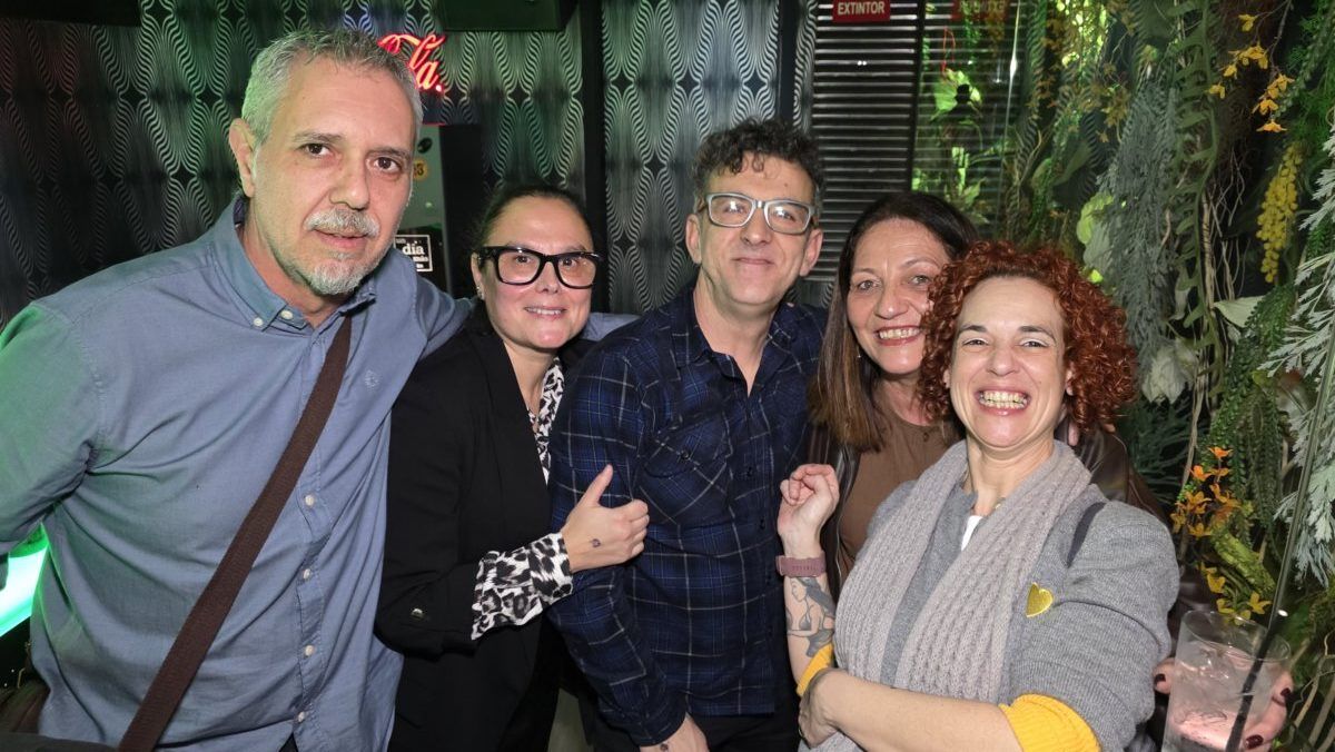 Grupo de amigos posando en una fiesta temática de los 80 y 90