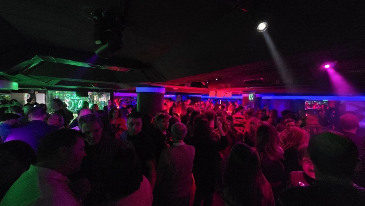 Multitud de personas en una fiesta en Richmond durante los años 80 y 90