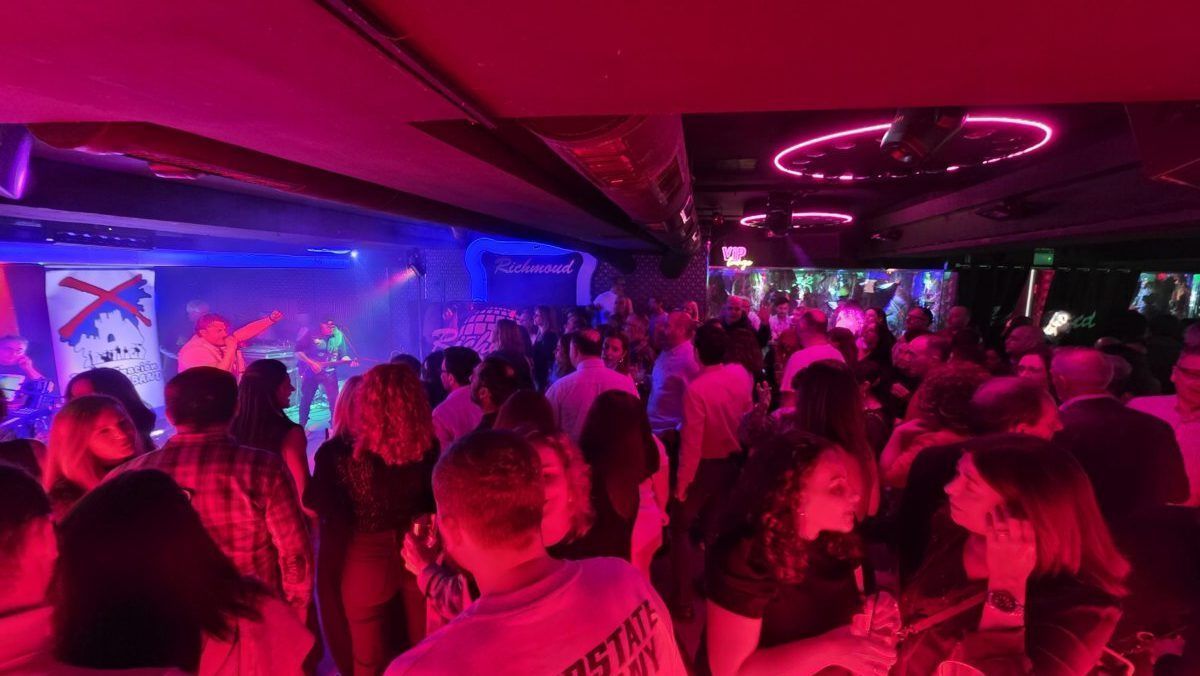 Fiesta en el Richmond con música y baile en un ambiente vibrante