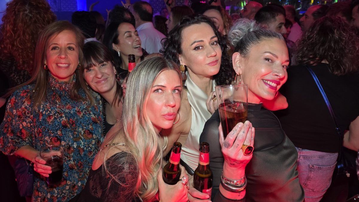Grupo de mujeres disfrutando en una fiesta con bebidas en mano