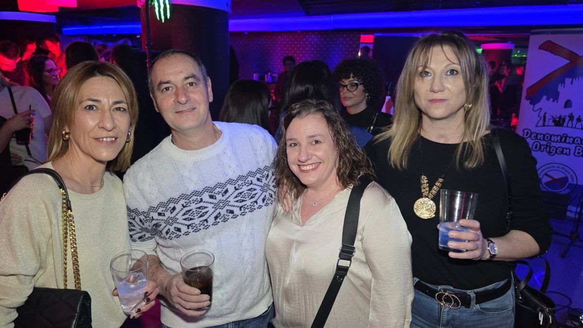 Grupo de amigos disfrutando en una fiesta en Richmond