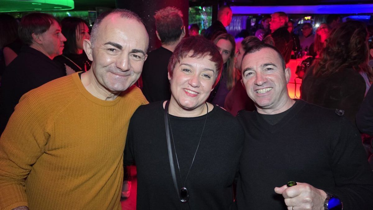 Tres personas sonriendo en una fiesta en Richmond, ambiente festivo