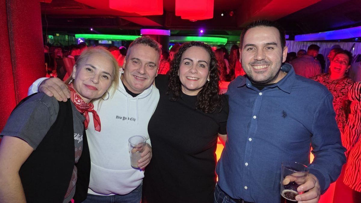 Grupo de amigos disfrutando en una fiesta con luces de colores