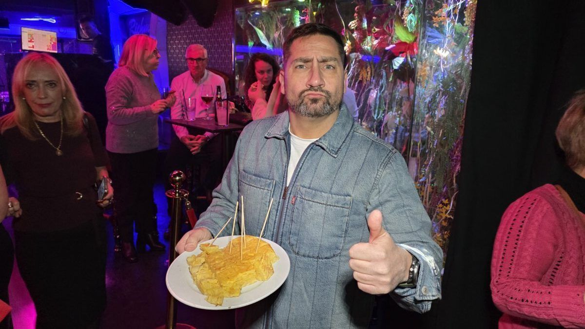 Hombre sosteniendo un plato de comida en una fiesta de Richmond