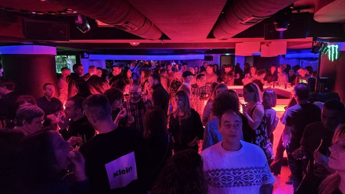 Multitud de personas disfrutando en una fiesta en Richmond