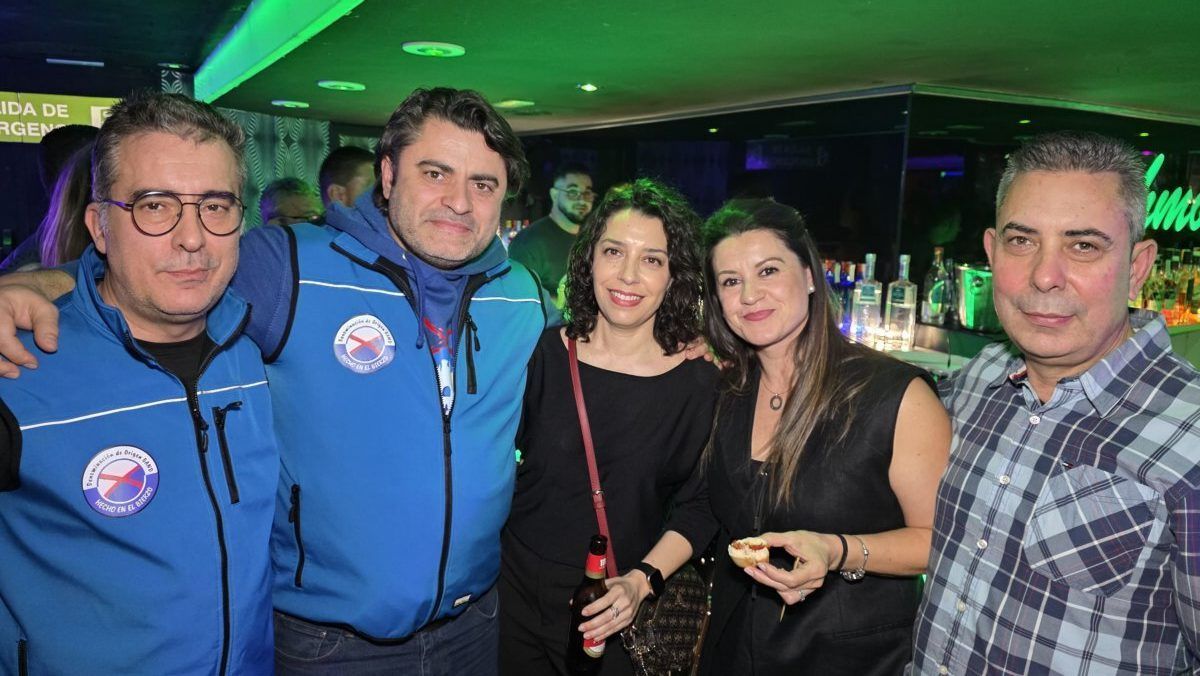 Grupo de amigos en una fiesta con luces de colores