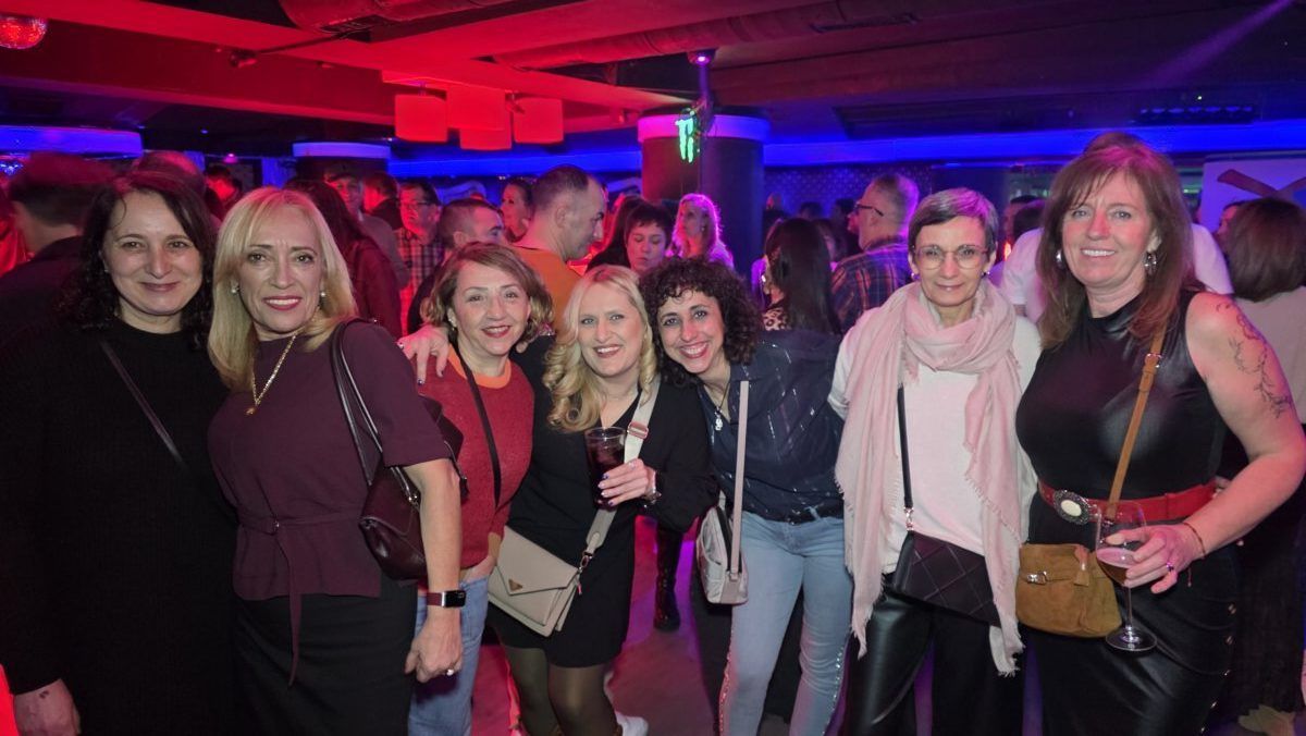 Grupo de mujeres disfrutando en una fiesta en Richmond