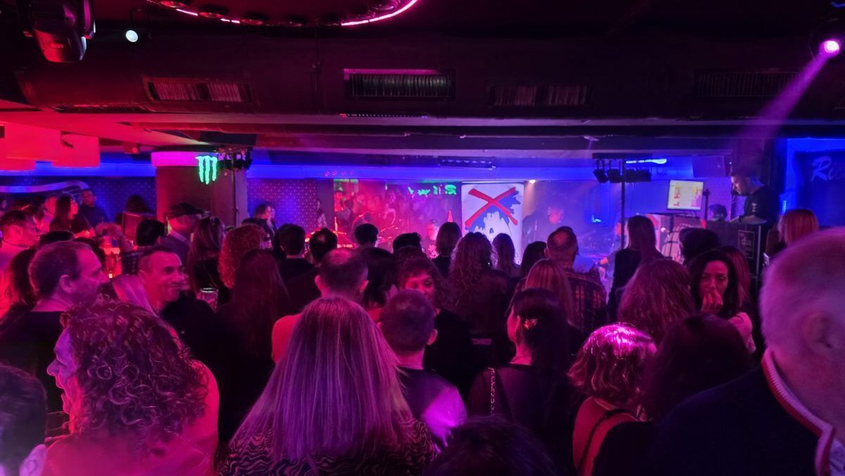 Multitud en un bar durante una fiesta de los años 80 y 90