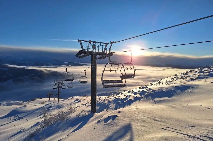 Vista de un telesilla en la estación de esquí de Leitariegos con nieve